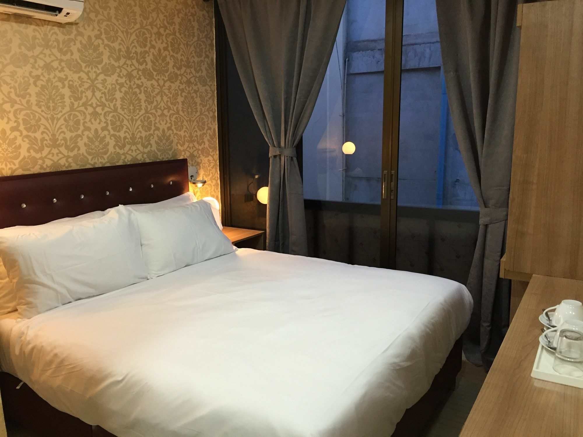 Harrys Suite Hotel Bangkok Exterior photo
